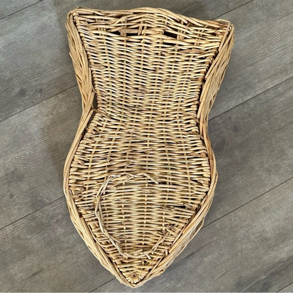Gorgeous Fish Shaped Wicker Basket Snack Serving Tray + serving dip dish 17”x10”